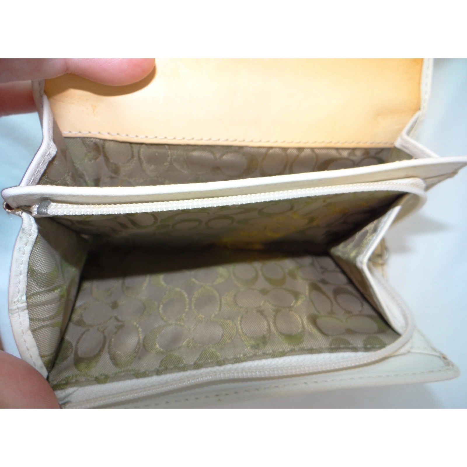 Coach Soho Buckle Trifold Wallet Off-White Leather Tan Stitching 2383