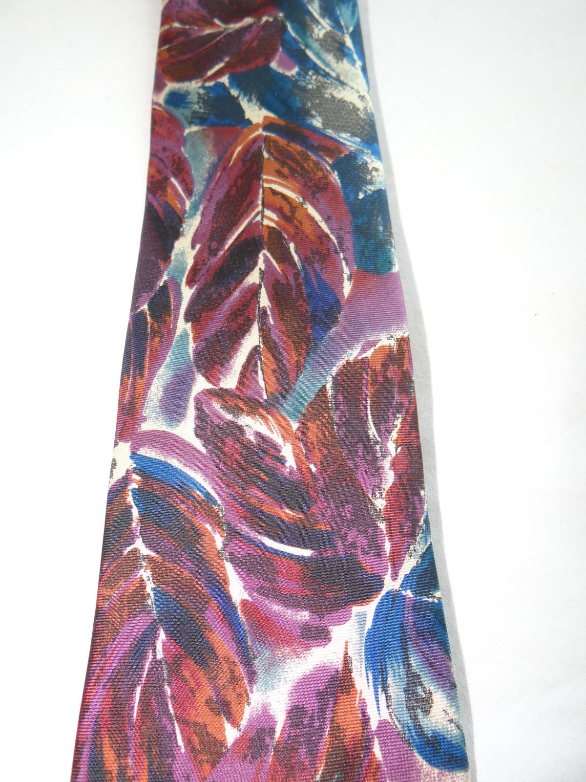 Vintage Salvatori Silk Leaf Pattern Tie - Perfect Accessory for Any Occasion