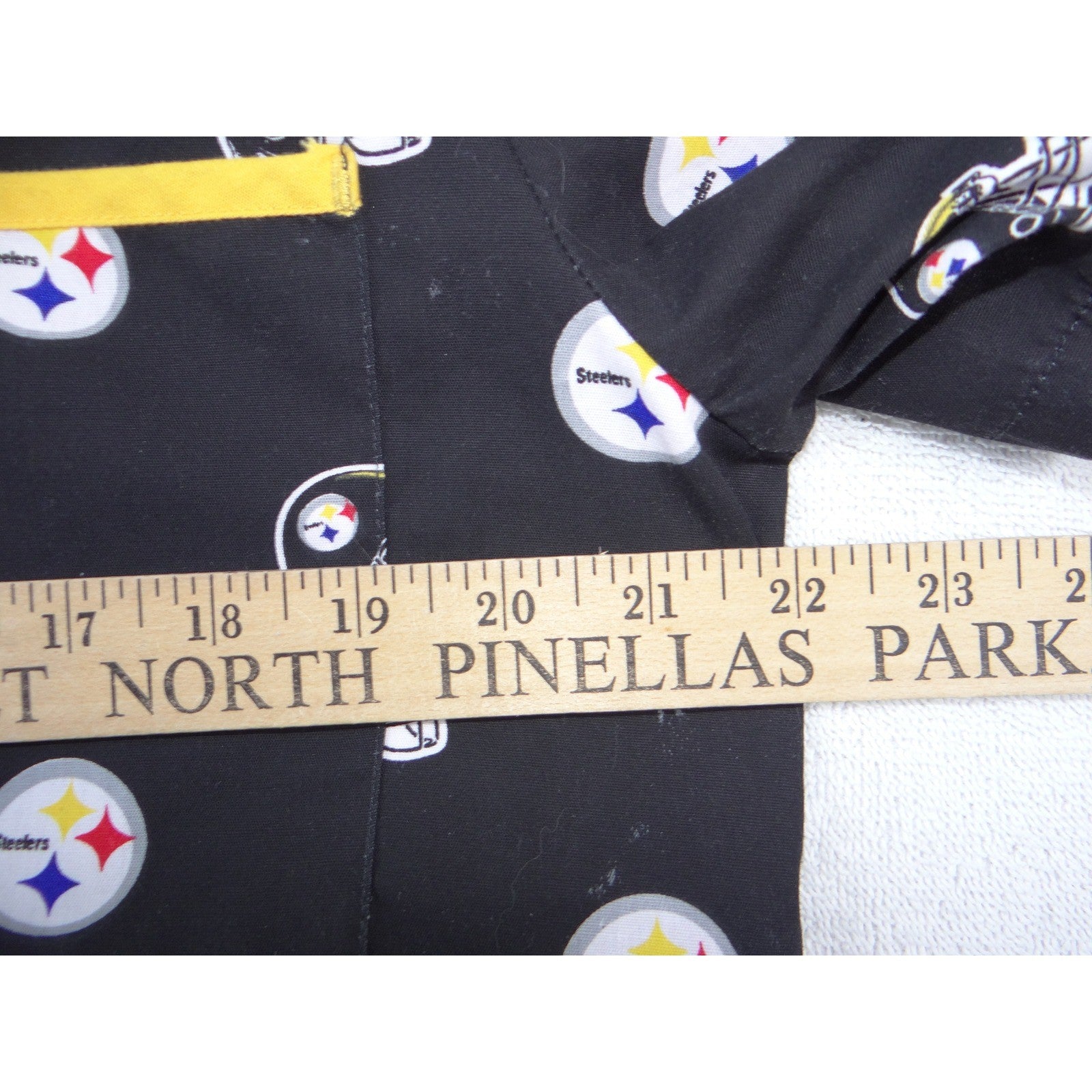 NFL Team Apparel Pittsburgh Steelers Scrub Top Womens Black V-Neck Logo Print L