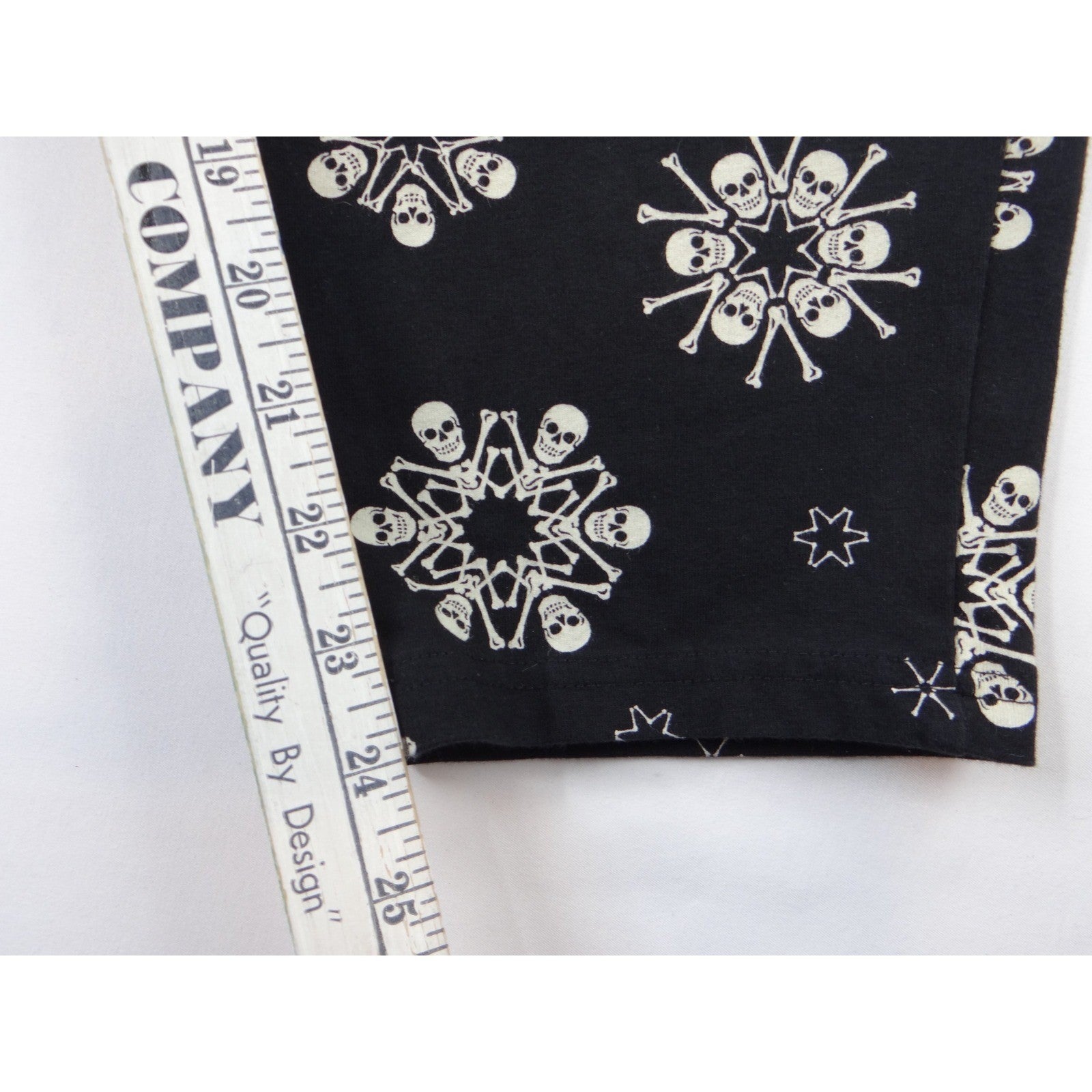Torrid Black Skull Snowflake Leggings Capris Size 4 Workout Comfy Casual