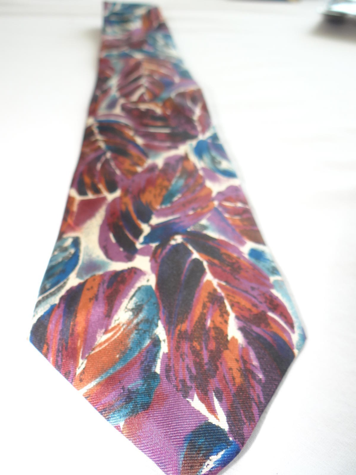 Vintage Salvatori Silk Leaf Pattern Tie - Perfect Accessory for Any Occasion