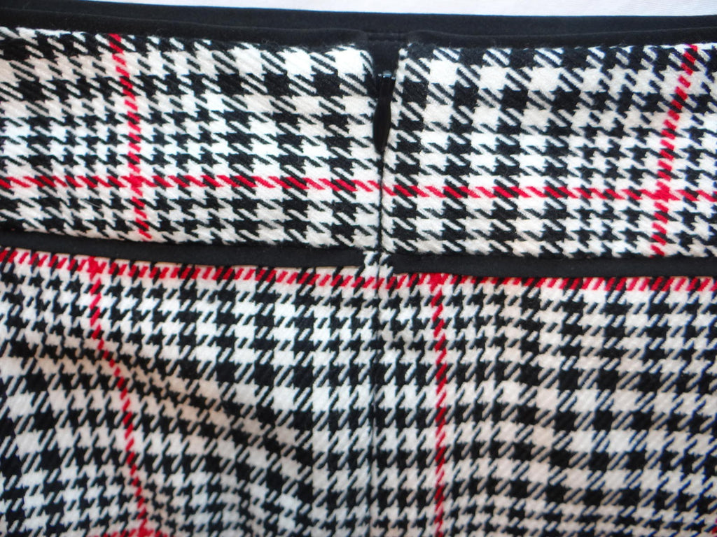 Banana Republic Petite Houndstooth Skirt - Stylish & Chic