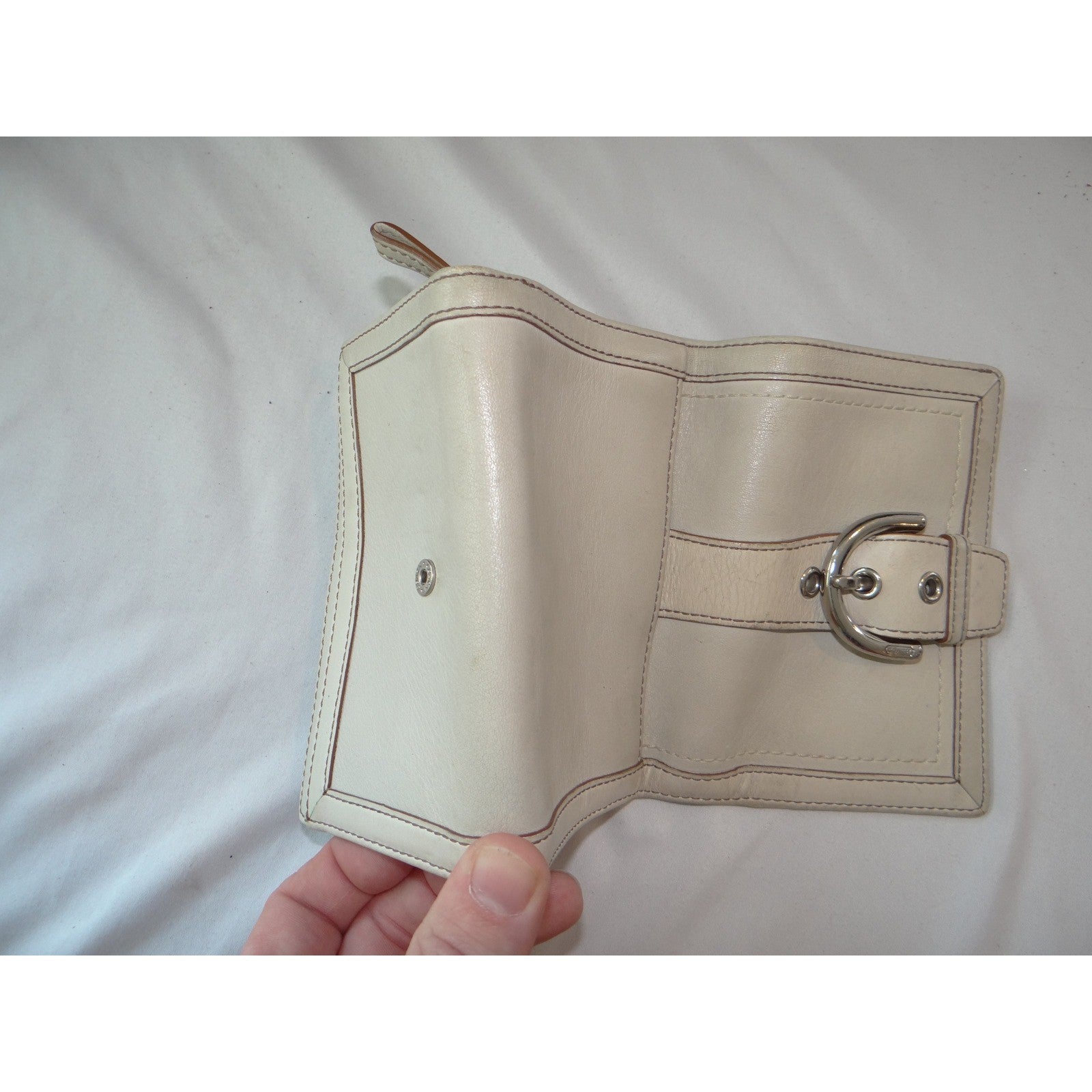 Coach Soho Buckle Trifold Wallet Off-White Leather Tan Stitching 2383