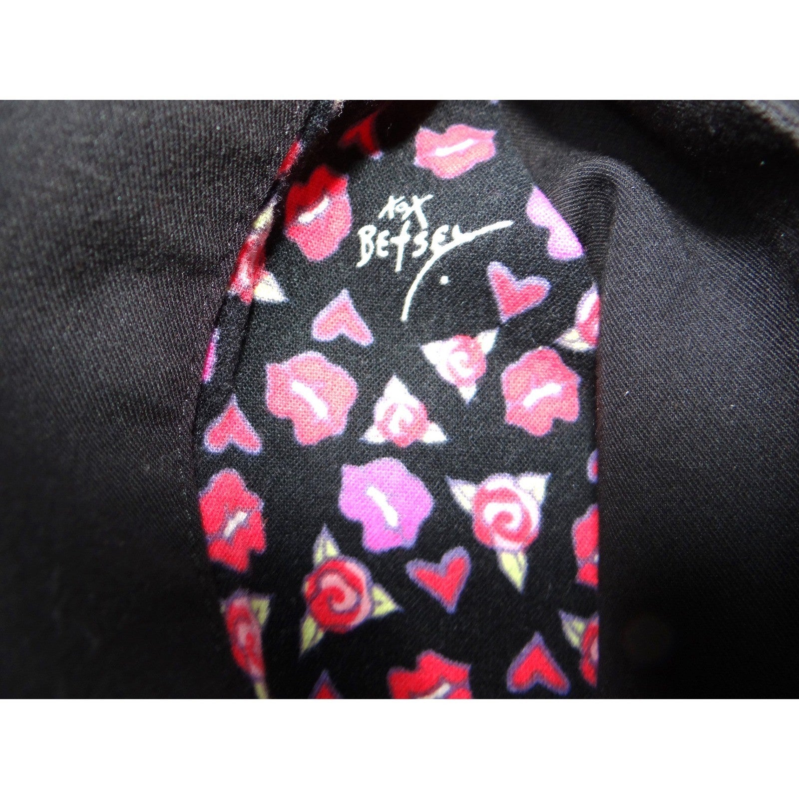 Betsey Johnson Black V Neck Scrub Top Short Sleeve Lips Roses Print XXS