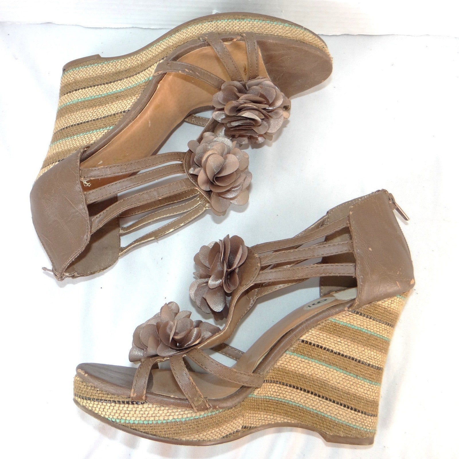 Sbicca of California Womens Floral Wedge Sandals Taupe Strappy Flower Heels 9