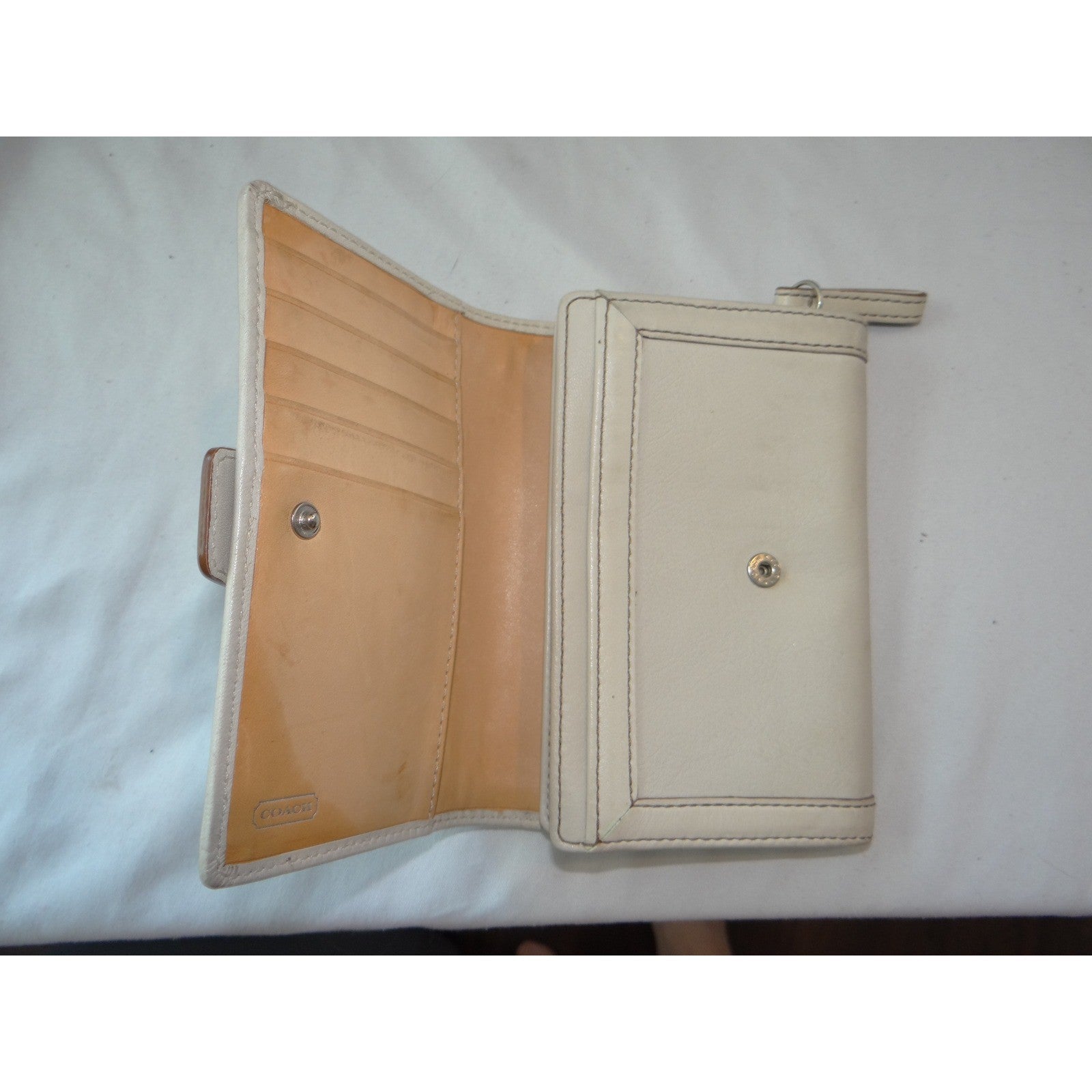 Coach Soho Buckle Trifold Wallet Off-White Leather Tan Stitching 2383